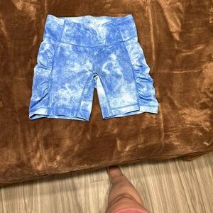 Woman’s size 4 Lululemon Blue Patterned Athletic Shorts 6 inches with pockets
